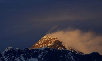 Toàn cảnh thế giới 24h ngày 10/5: Trung Quốc lập dải phân cách trên đỉnh Everest, Covid-19 có thể kéo dài sang năm 2022