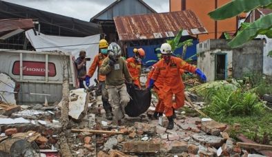 Indonesia gấp rút tìm kiếm nạn nhân sống sót sau trận động đất mạnh khiến ít nhất 45 người thiệt mạng