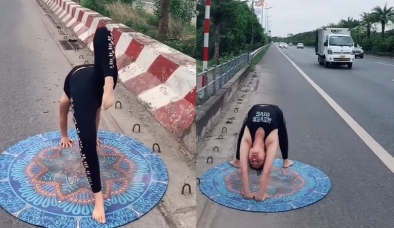 Cuồng yoga, người phụ nữ tập ngay trên đường cao tốc khiến nhiều người ngán ngẩm