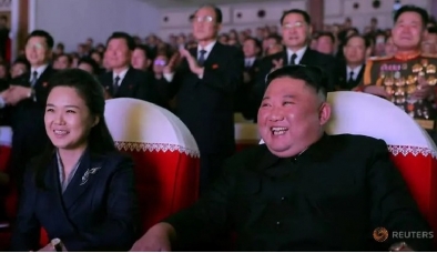 Vợ Kim Jong-un tái xuất sau 1 năm, bức ảnh chụp có điểm đáng ngờ