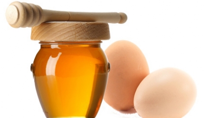 Cách trị mụn bằng mật ong và trứng gà cực hiệu quả cho phụ nữ