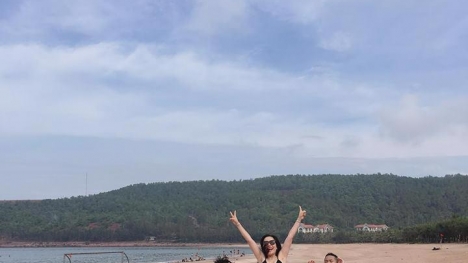 Vợ đại gia kim cương lần đầu “lộ” ảnh bikini cùng 3 con ra biển nghỉ hè