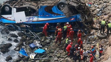 Xe buýt chở gần 60 người lao xuống hẻm núi ở Peru