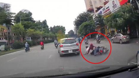 Hà Nội: Ô tô tự dưng tông ngã 2 người đi xe máy rồi phóng mất dạng giữa phố đông