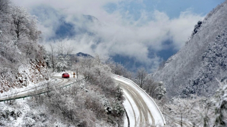 24h qua ảnh: Tuyết đầu mùa phủ trắng ngôi làng Trung Quốc