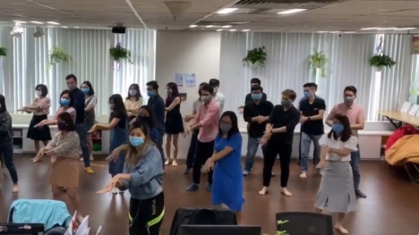 Dân văn phòng gây bão với 'vũ điệu rửa tay' giữa mùa dịch 