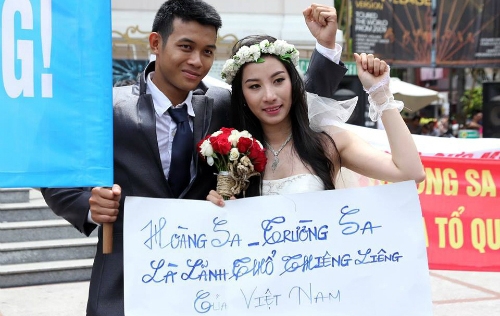 Đôi uyên ương dừng chụp ảnh, mặc đồ cưới để phản đối Trung Quốc