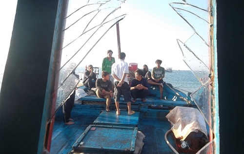 Tàu Trung Quốc phun vòi rồng, ném đá tàu ngư dân Việt Nam
