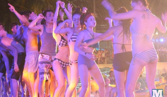 Cận cảnh tiệc bikini 'bỏng mắt' tại Hà Nội