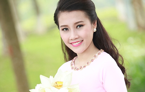 Top 5 Hoa hậu Việt Nam Thanh Tú khoe vẻ đẹp tinh khôi trong tà áo dài