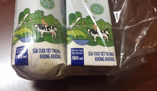 Hà Nội: Mua sữa tươi Organic của Vinamilk về cho con uống, khách hàng tá hỏa phát hiện hộp sữa có dấu hiệu bị hỏng