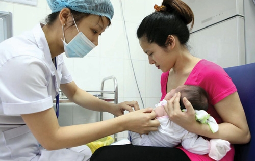 Bộ Y tế bất lực trong việc đưa thêm vắc xin tiêm chủng mở rộng vì ngân sách eo hẹp