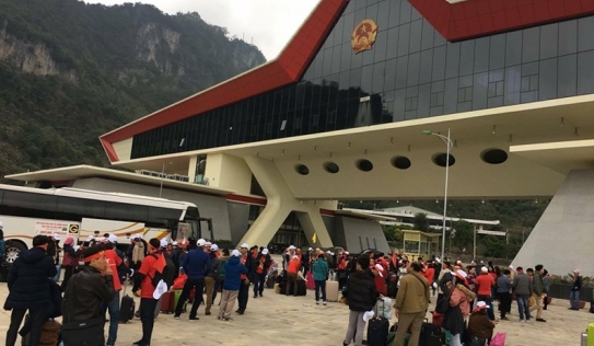 CĐV Việt đang đổ bộ cửa khẩu sang Trung Quốc cổ vũ U23 Việt Nam khiến cảnh ùn tắc kéo dài hàng tiếng đồng hồ