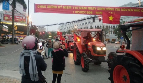 Máy cày xuống phố cổ vũ cho đội tuyển U23 Việt Nam