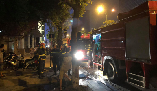Hà Nội: Viện Triết học bất ngờ bốc cháy ngùn ngụt trong đêm,  người đi đường hoảng sợ