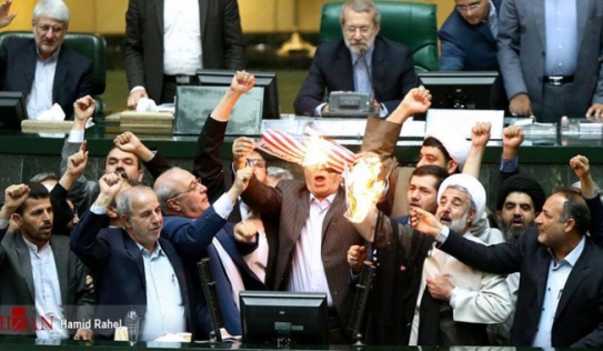 Nghị sĩ Iran đốt cờ Mỹ trước quốc hội, hô vang “cái chết dành cho nước Mỹ”