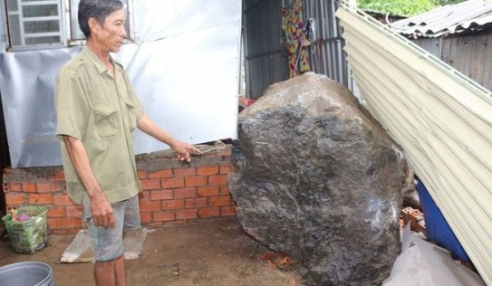 Hai tảng đá nặng hàng tấn trên núi Ba Hòn – Kiên Giang lăn xuống nhà dân