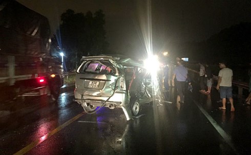 Tai nạn nghiêm trọng, xe 7 chỗ bị tông bẹp dúm, 1 người tử vong