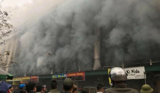 Cháy Trung tâm thương mại ở thị xã Từ Sơn, tiểu thương hoảng loạn sơ tán tài sản
