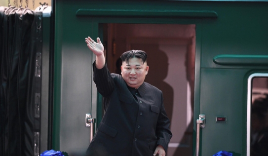 Chủ tịch Kim Jong Un vẫy tay chào Việt Nam, lên tàu về nước