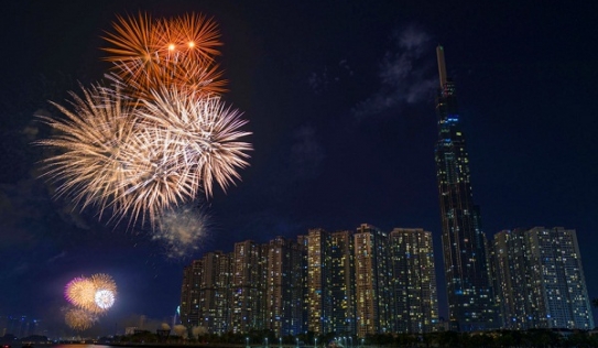Pháo hoa rực sáng trên bầu trời TP HCM đón chào năm mới 2020