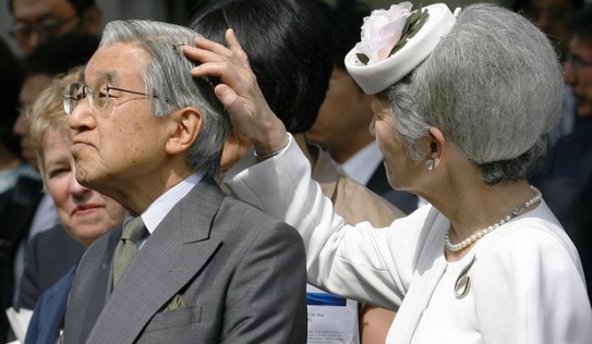 Lộ ảnh Vua và Hoàng hậu Nhật Bản 'tình bể bình' gây bão MXH