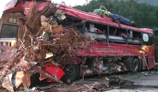 Lời kể kinh hoàng của lái xe sống sót sau vụ tai nạn 3 người chết ở Hòa Bình 