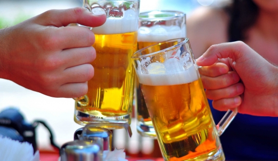 Bộ Y tế hướng dẫn việc uống bia an toàn cho dịp Tết Nguyên đán