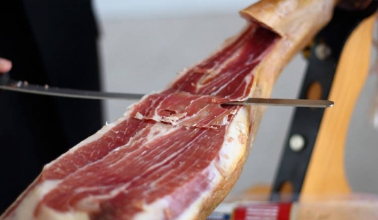 Cận cảnh miếng thịt giăm bông đắt đỏ bậc nhất hành tinh với giá 14.000 USD