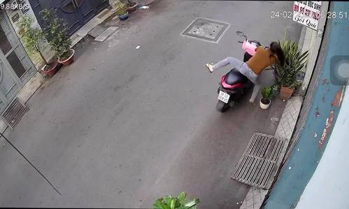 Suýt gặp hoạ vì trộm chậu hoa ven đường, cô gái vẫn không từ bỏ ý định