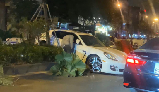 Xế sang Porsche mất lái lao lên dải phân cách: Bệnh viện Bạch Mai thông tin bất ngờ về tài xế 