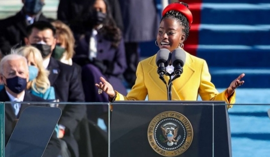 Đọc thơ tại lễ nhậm chức Tổng thống Mỹ, cô gái 22 tuổi trở thành người mẫu