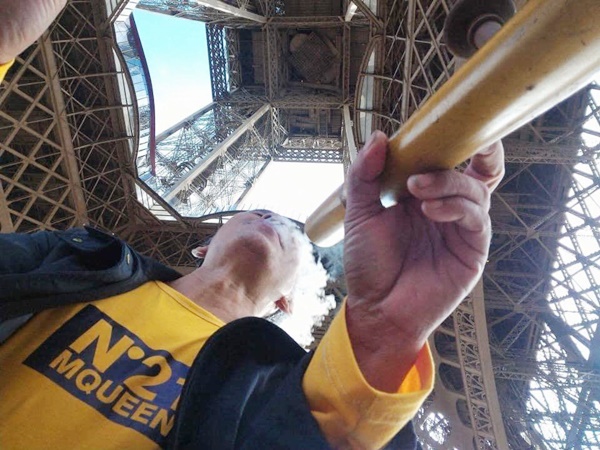 Ông chú Việt Nam hút thuốc lào ngay dưới chân tháp Eiffel gây bão mạng xã hội 3