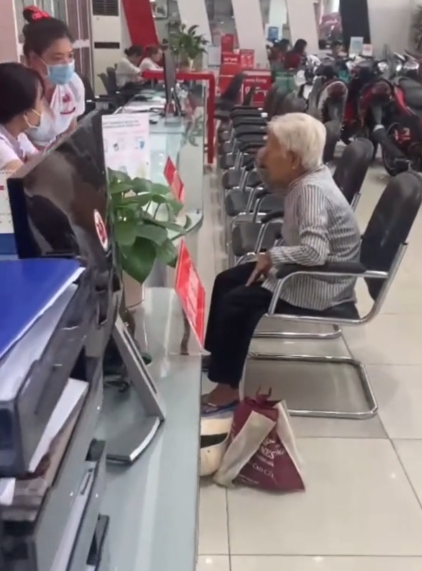 'Dân chơi' đam mê mua xe nhưng không có tiền, để bà cụ 90 tuổi bật khóc khi nhìn thấy số nợ suốt 2 năm qua 1