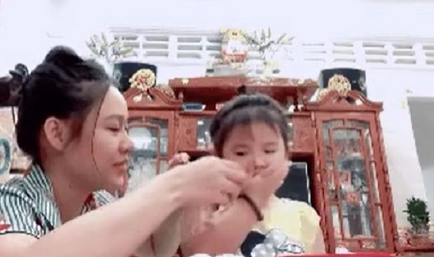 Linh Lan xuất hiện với đôi mắt sưng húp, con gái Vân Quang Long vẫn cười hồn nhiên 3