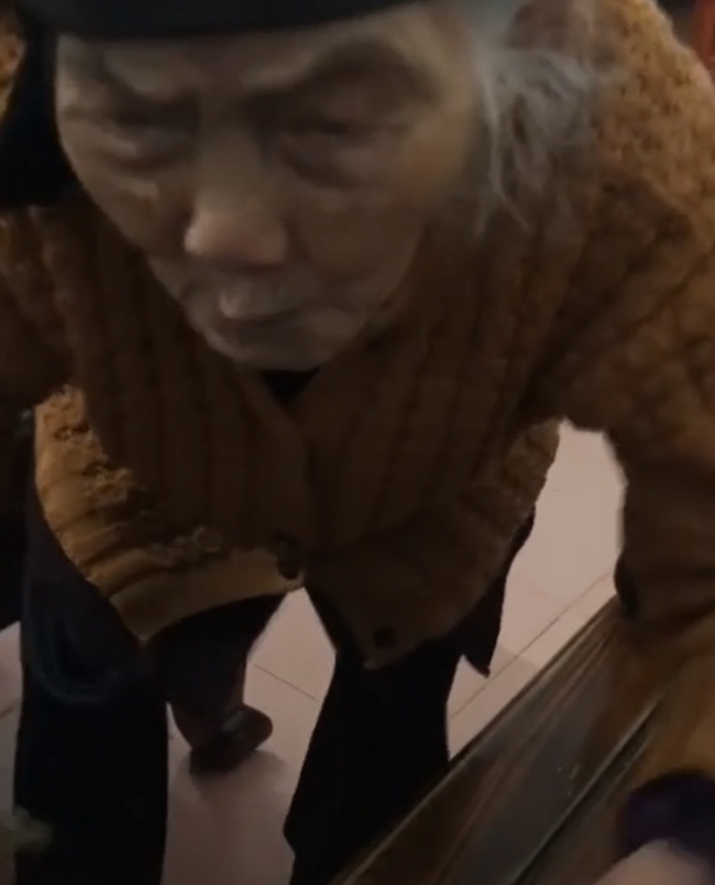 Thương cháu đi làm xa, cụ bà 104 tuổi dúi vội vào tay mấy đồng tiền làm dân mạng cảm động  3