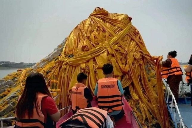 Bảo tháp Phật giáo 700 năm tuổi bất ngờ 'đội nước' nổi lên giữa lòng sông Mê Kông - Ảnh 1