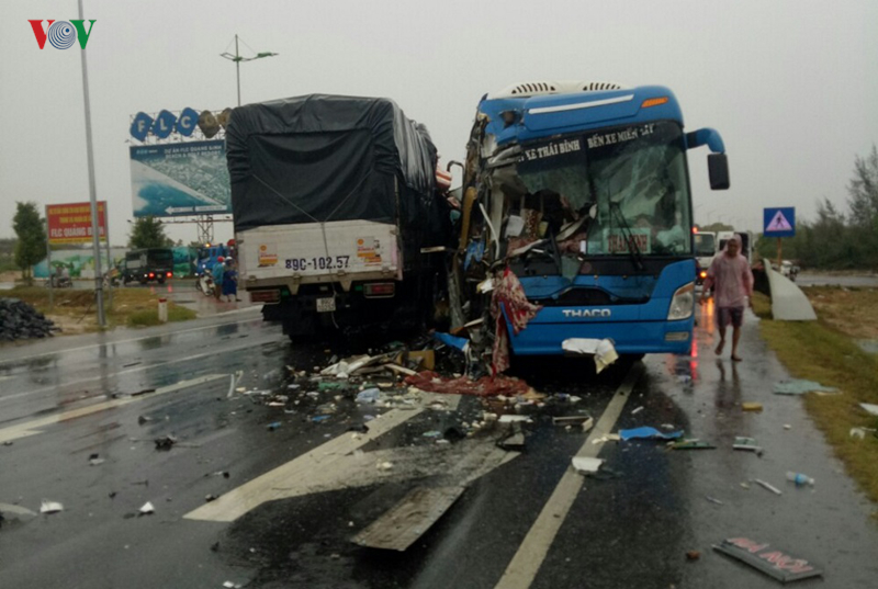 Tai nạn ở Quảng Bình: Xe khách giường nằm bẹp dúm đầu sau va chạm xe tải 2
