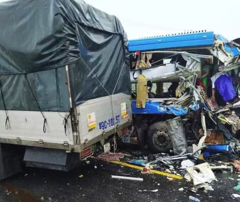 Tai nạn ở Quảng Bình: Xe khách giường nằm bẹp dúm đầu sau va chạm xe tải 1