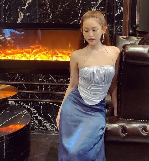 Tình cũ Phan Thành khiến dân mạng nóng mặt vì chiếc váy 'mặc cũng như không' 3