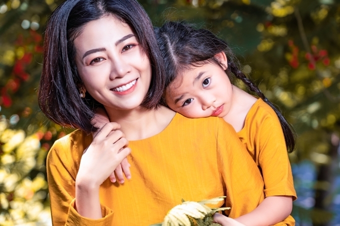 Con gái Mai Phương xuất hiện cười rạng rỡ trong sinh nhật của Á hậu Ái Châu 2