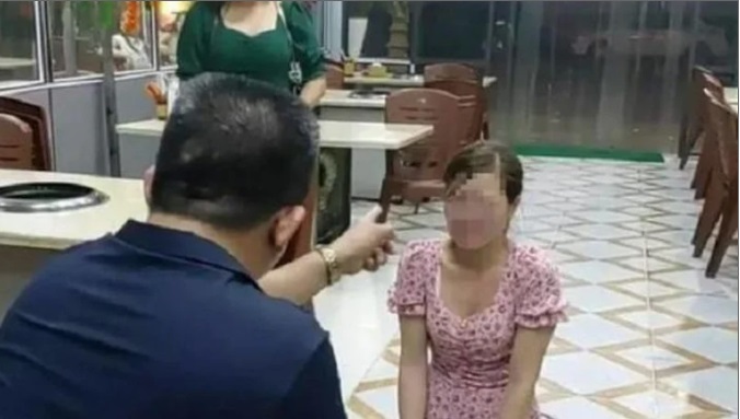 Tin tức pháp luật 24h: Chủ quán nướng bắt cô gái quỳ nhận trái đắng, Con trai bà Tân Vlog bị 'sờ gáy' 1