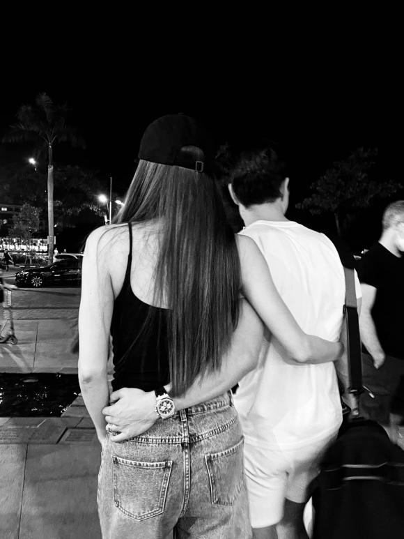 Hồ Ngọc Hà bị tung ảnh chụp lén với Kim Lý: Hành động thân mật khiến dân tình ngượng ngùng 3 Hồ Ngọc Hà bị tung ảnh chụp lén với Kim Lý: Hành động thân mật khiến dân tình ngượng ngùng 3