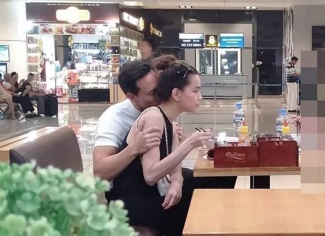 Hồ Ngọc Hà bị tung ảnh chụp lén với Kim Lý: Hành động thân mật khiến dân tình ngượng ngùng 4 Hồ Ngọc Hà bị tung ảnh chụp lén với Kim Lý: Hành động thân mật khiến dân tình ngượng ngùng 4