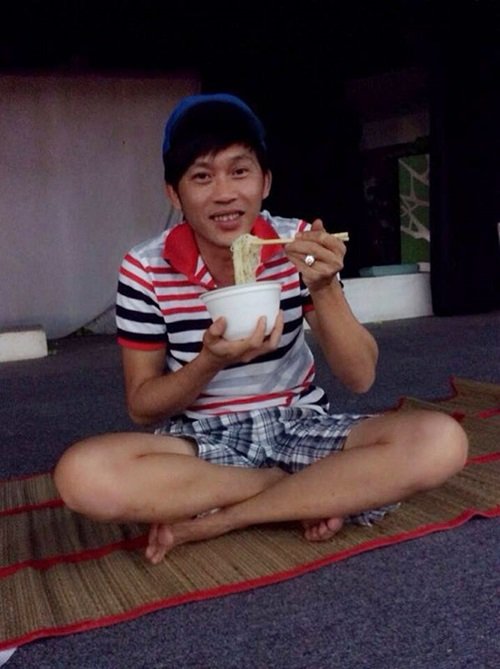 Giàu như danh hài Hoài Linh cũng có lúc livestream 'than nghèo kể khổ' vì hết tiền 4 Giàu như danh hài Hoài Linh cũng có lúc livestream 'than nghèo kể khổ' vì hết tiền 4