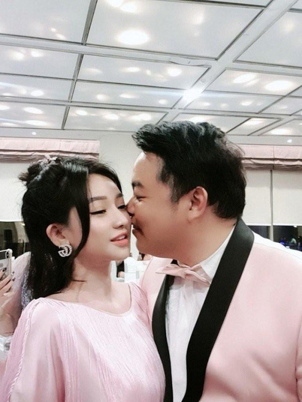 Sau Ngân 98, Quang Lê lại làm 'dậy sóng' khi công khai thân mật bên vợ cũ Hồ Quang Hiếu 3 Sau Ngân 98, Quang Lê lại làm 'dậy sóng' khi công khai thân mật bên vợ cũ Hồ Quang Hiếu 3
