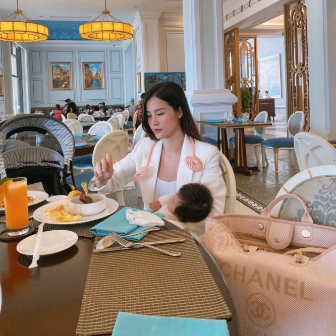 Ôm con gái đi du lịch, Đông Nhi khiến fan trầm trồ trước thần thái của mẹ bỉm 1 Ôm con gái đi du lịch, Đông Nhi khiến fan trầm trồ trước thần thái của mẹ bỉm 1