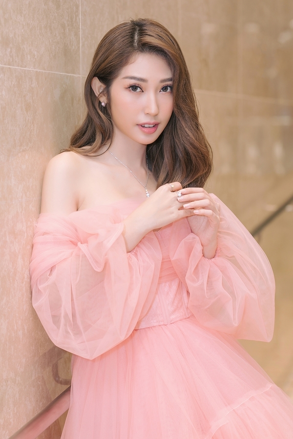 Mải mê tạo dáng, Khổng Tú Quỳnh muốn 'độn thổ' vì gặp sự cố trang phục 3 Mải mê tạo dáng, Khổng Tú Quỳnh muốn 'độn thổ' vì gặp sự cố trang phục 3