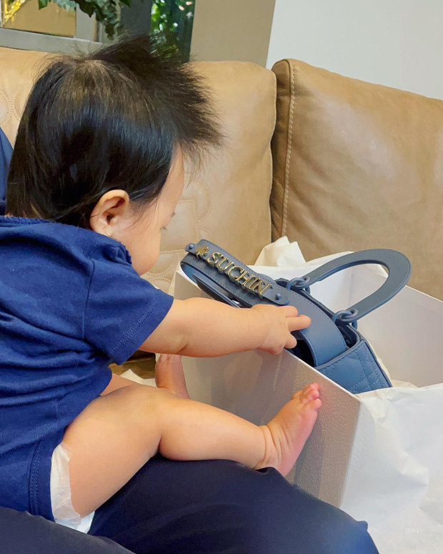 Chất chơi và giàu có như vợ mới Cường đô la biến món đồ hơn 60 triệu để làm 'đồ chơi' cho ái nữ 'bạc tỷ' 5 Chất chơi và giàu có như vợ mới Cường đô la biến món đồ hơn 60 triệu để làm 'đồ chơi' cho ái nữ 'bạc tỷ' 5