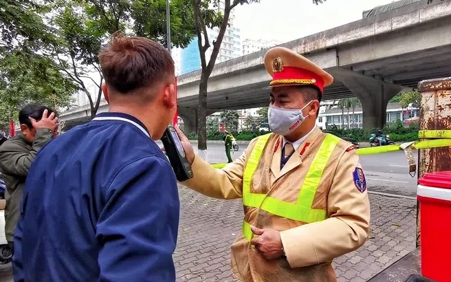 Tin tức pháp luật 24h: Vi phạm nồng độ cồn tài xế 'khoe' nhậu từ sáng, Nam thanh niên tử vong bên lề đường 1 Tin tức pháp luật 24h: Vi phạm nồng độ cồn tài xế 'khoe' nhậu từ sáng, Nam thanh niên tử vong bên lề đường 1